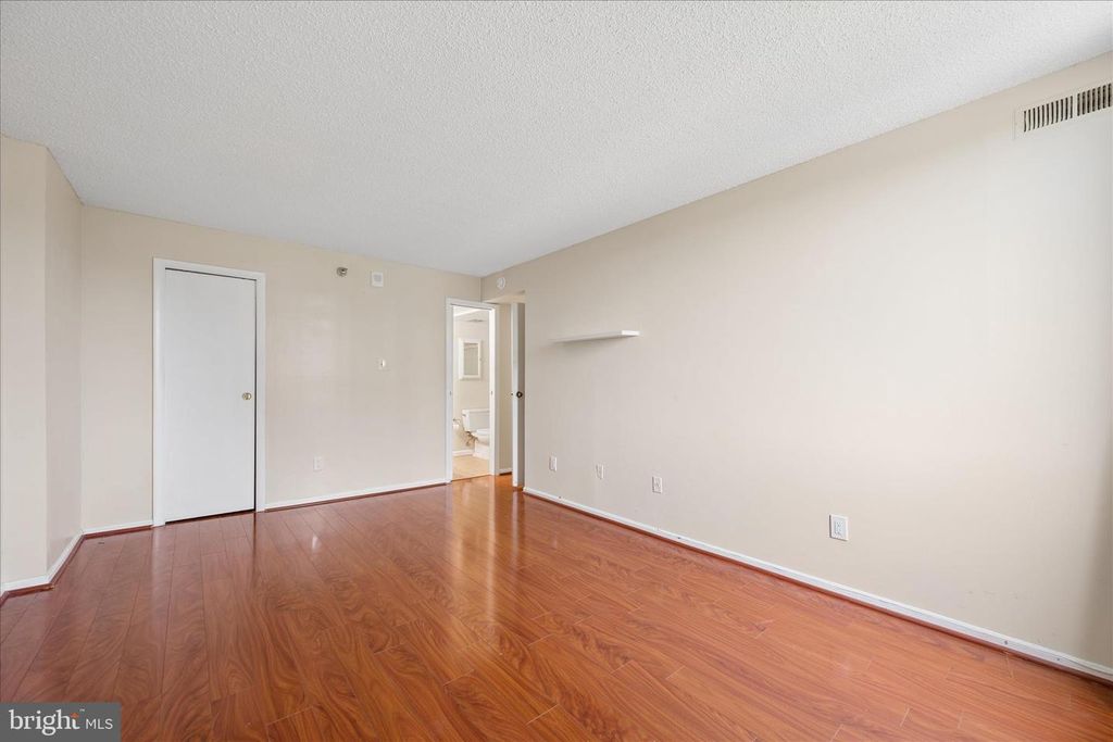 Image 32 of property listing at 7401 WESTLAKE TER #607, Bethesda, MD 20817