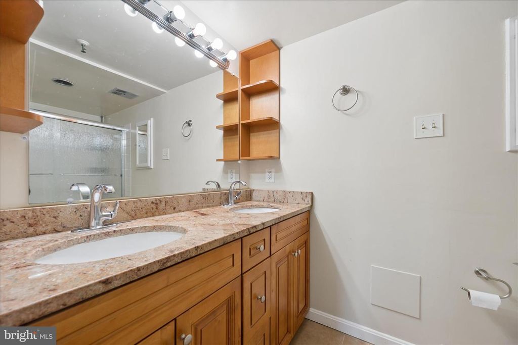 Image 34 of property listing at 7401 WESTLAKE TER #607, Bethesda, MD 20817