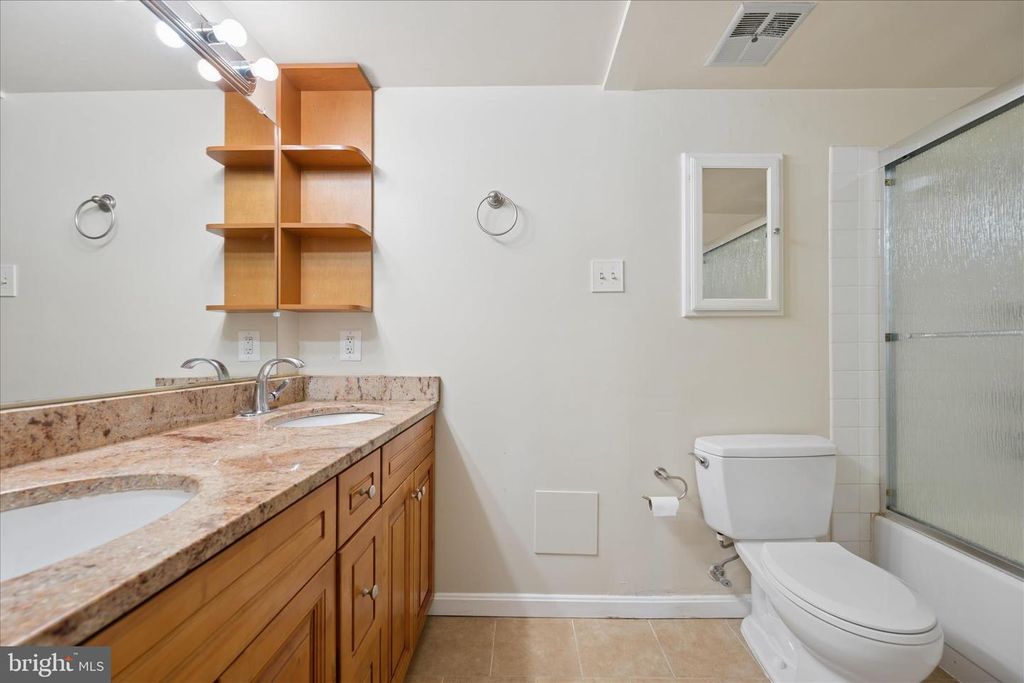 Image 35 of property listing at 7401 WESTLAKE TER #607, Bethesda, MD 20817
