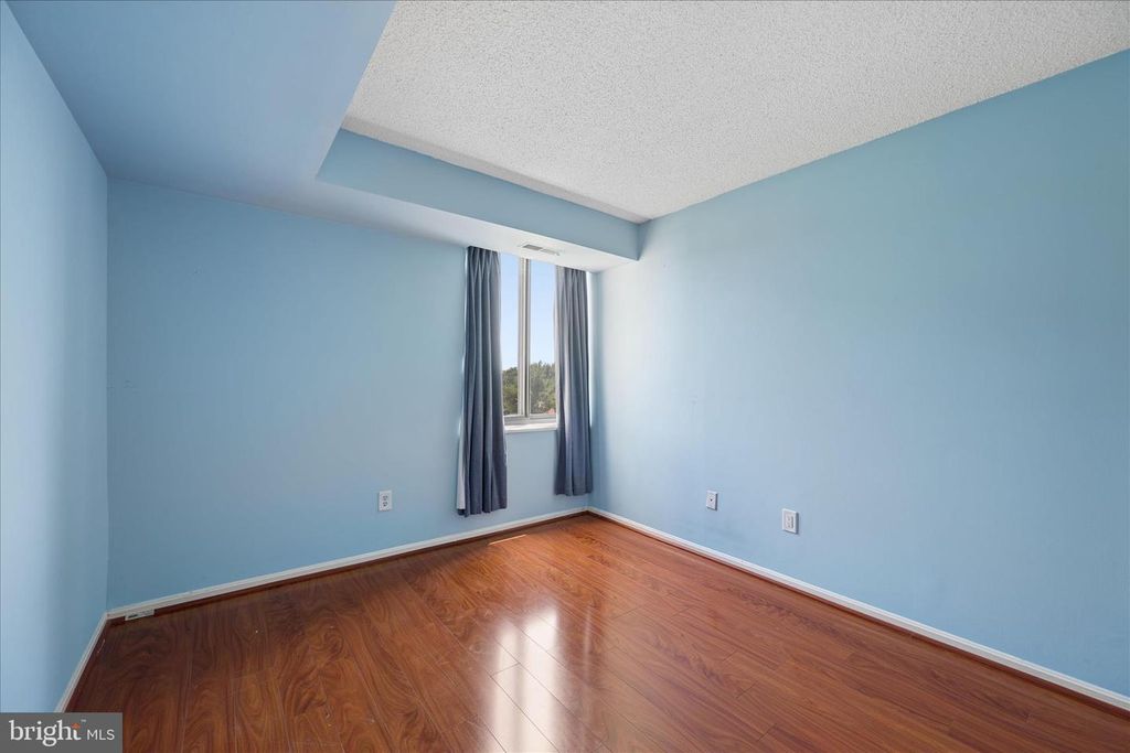 Image 37 of property listing at 7401 WESTLAKE TER #607, Bethesda, MD 20817