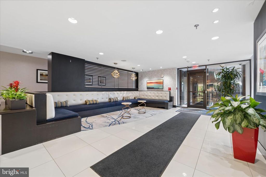 Image 4 of property listing at 7401 WESTLAKE TER #607, Bethesda, MD 20817