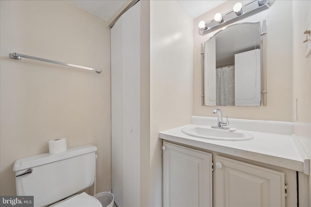 Image 40 of property listing at 7401 WESTLAKE TER #607, Bethesda, MD 20817