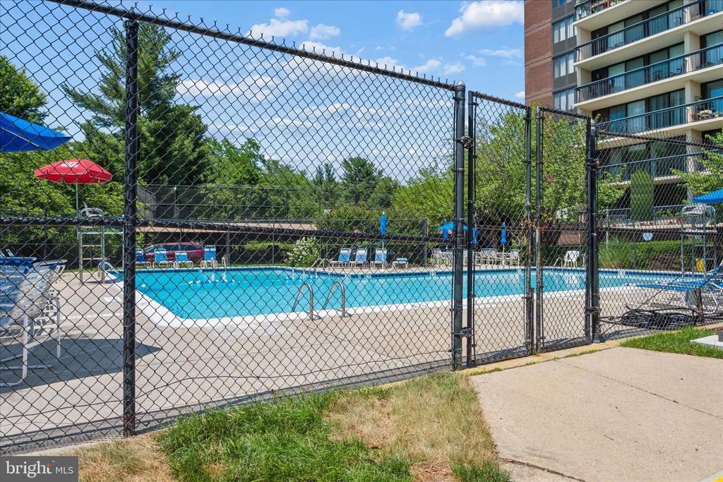 Image 46 of property listing at 7401 WESTLAKE TER #607, Bethesda, MD 20817