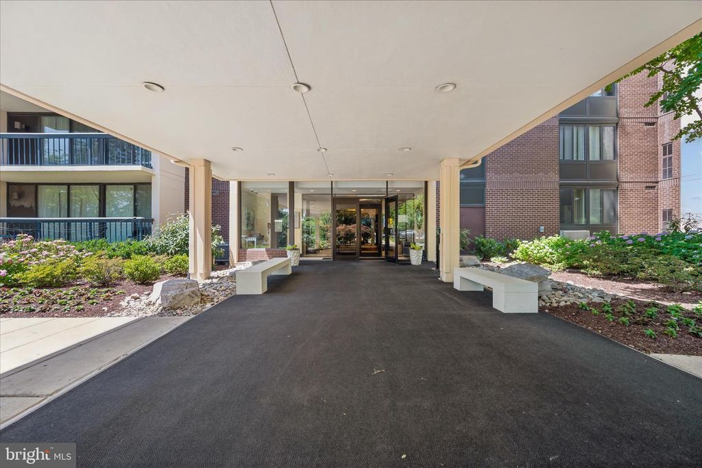 Image 48 of property listing at 7401 WESTLAKE TER #607, Bethesda, MD 20817
