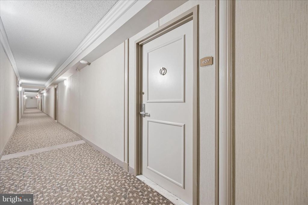 Image 6 of property listing at 7401 WESTLAKE TER #607, Bethesda, MD 20817