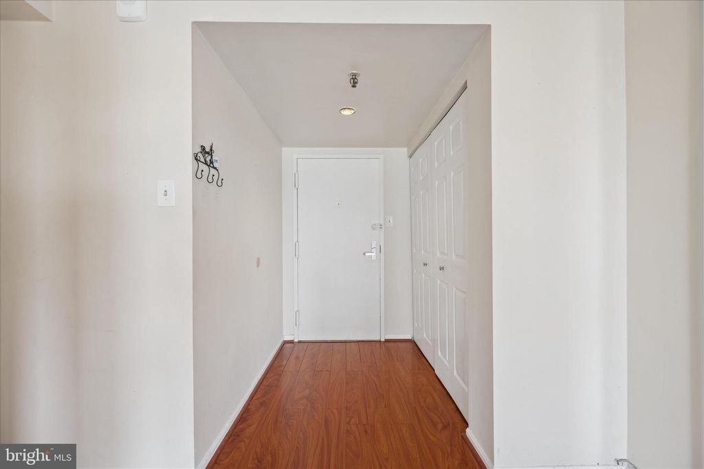 Image 7 of property listing at 7401 WESTLAKE TER #607, Bethesda, MD 20817