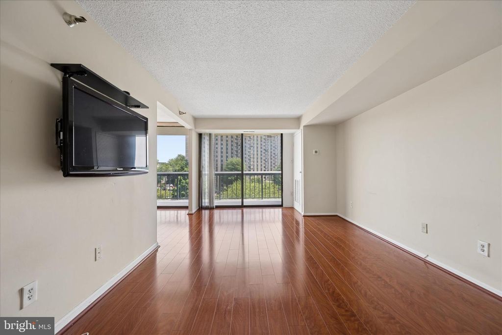 Image 8 of property listing at 7401 WESTLAKE TER #607, Bethesda, MD 20817