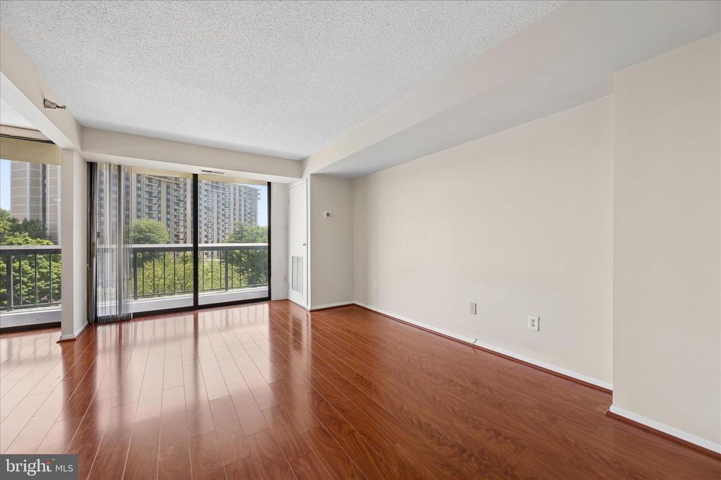 Image 9 of property listing at 7401 WESTLAKE TER #607, Bethesda, MD 20817