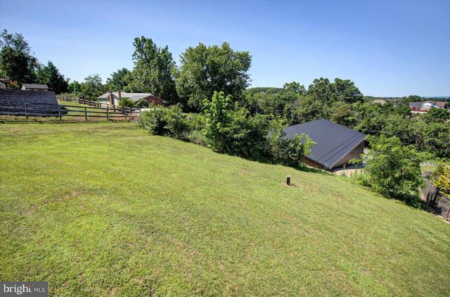 1724 BELL AVE, Chambersburg, PA 17202