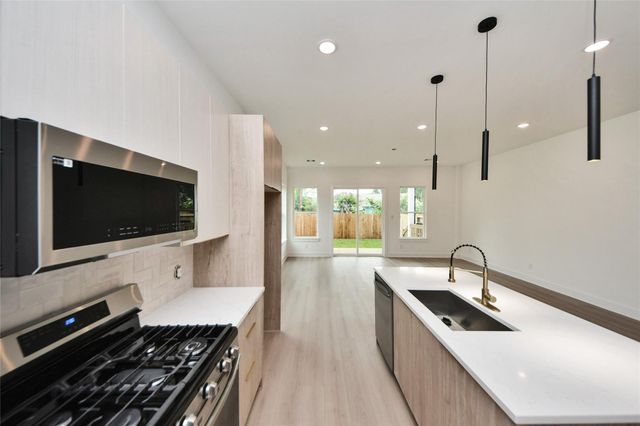 431 Neyland Street, Houston, TX 77022