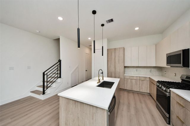 431 Neyland Street, Houston, TX 77022