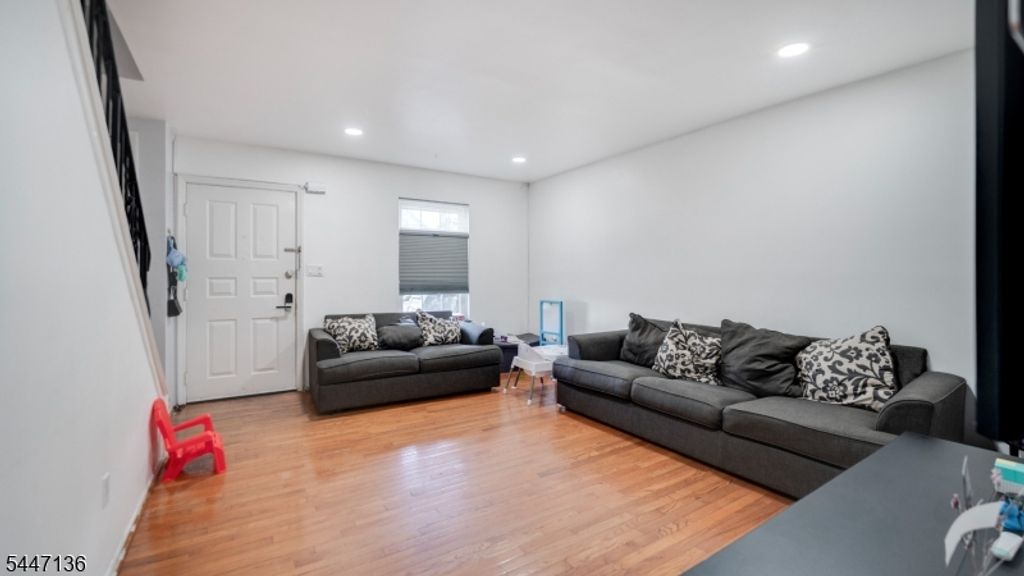 675 R Garden St 1, Elizabeth City, NJ 07202 — photo 2