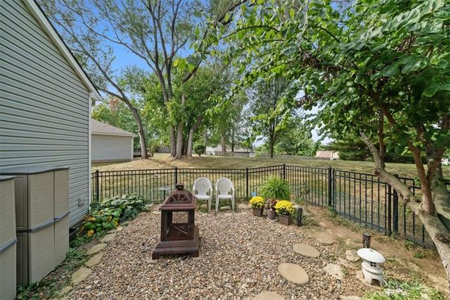 5200 NW Primrose Court, Blue Springs, MO 64015