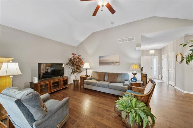 5200 NW Primrose Court, Blue Springs, MO 64015