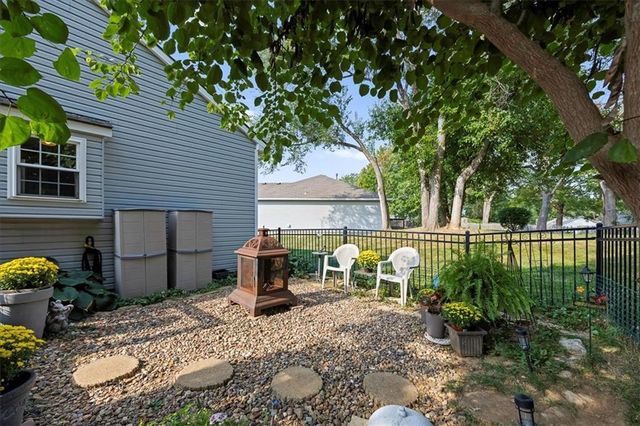 5200 NW Primrose Court, Blue Springs, MO 64015