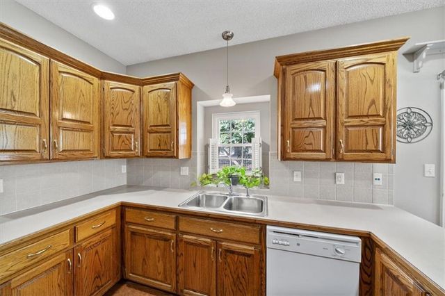 5200 NW Primrose Court, Blue Springs, MO 64015