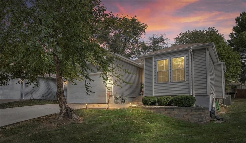 5200 NW Primrose Court, Blue Springs, MO 64015