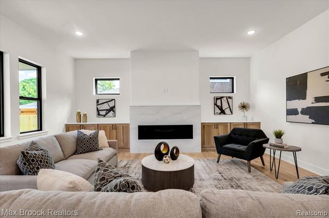2444 Benjamin Avenue, Royal Oak, MI 48073