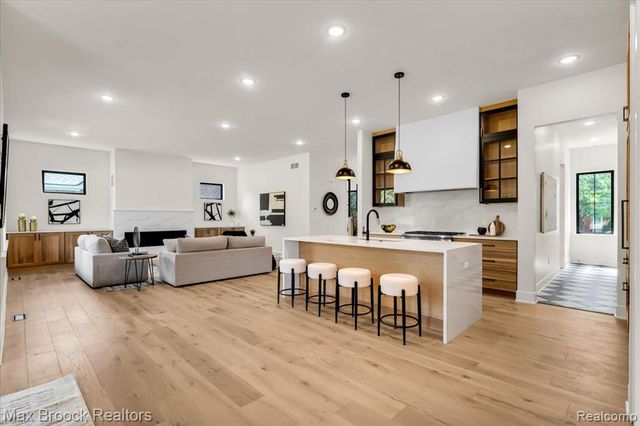 2444 Benjamin Avenue, Royal Oak, MI 48073
