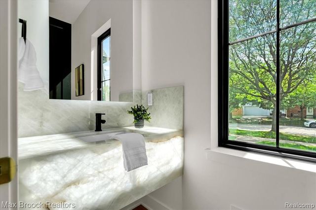 2444 Benjamin Avenue, Royal Oak, MI 48073
