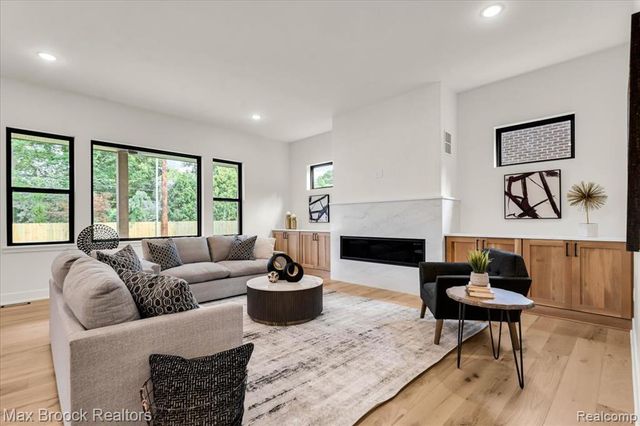 2444 Benjamin Avenue, Royal Oak, MI 48073