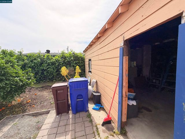 238 Fitzpatrick Rd, Oakland, CA 94603