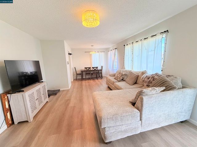 238 Fitzpatrick Rd, Oakland, CA 94603