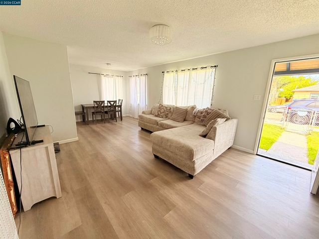 238 Fitzpatrick Rd, Oakland, CA 94603