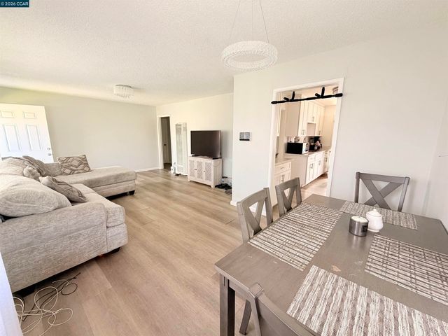 238 Fitzpatrick Rd, Oakland, CA 94603