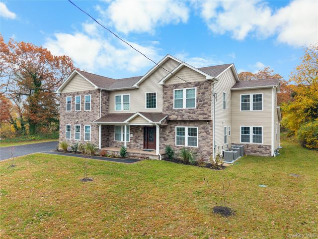 4 Coventry Court, Wheatley Heights, NY 11798
