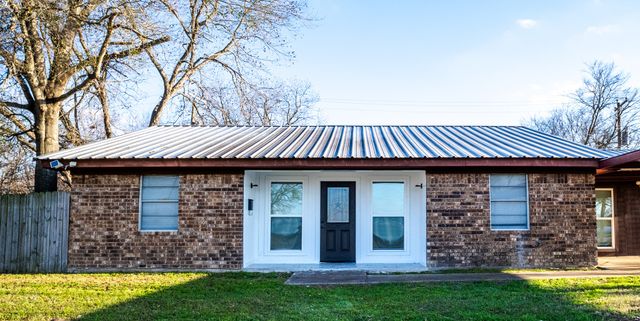214 N Calhoun Street, Groesbeck, TX 76642
