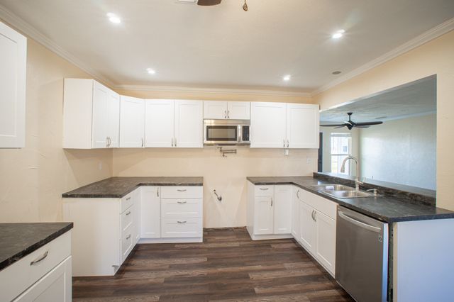 214 N Calhoun Street, Groesbeck, TX 76642