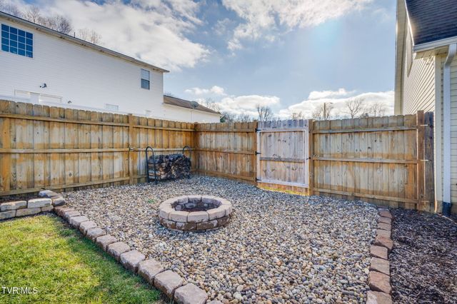 102 Wyntuck Lane, Johnson City, TN 37615