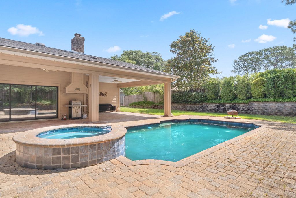 12 Hillcrest Drive, Shalimar, FL 32579