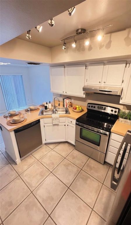 Image 4 of property listing at 5333 RENOIR DRIVE, Orlando, FL 32818