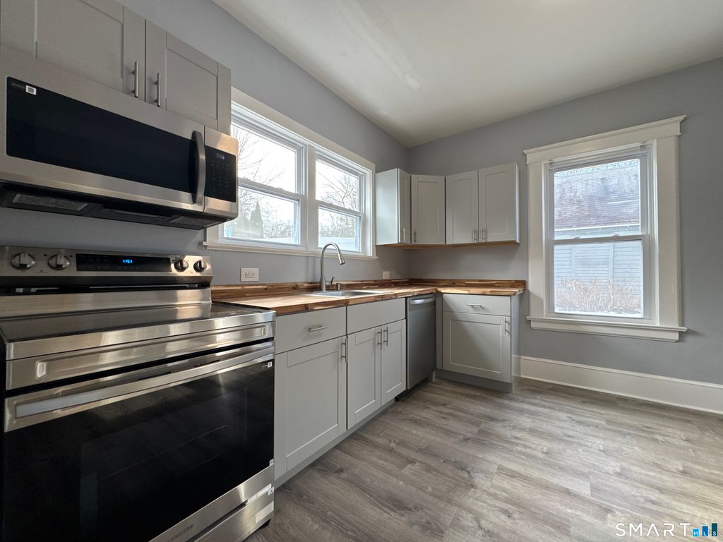 44 Sinawoy Road, Greenwich, CT 06807