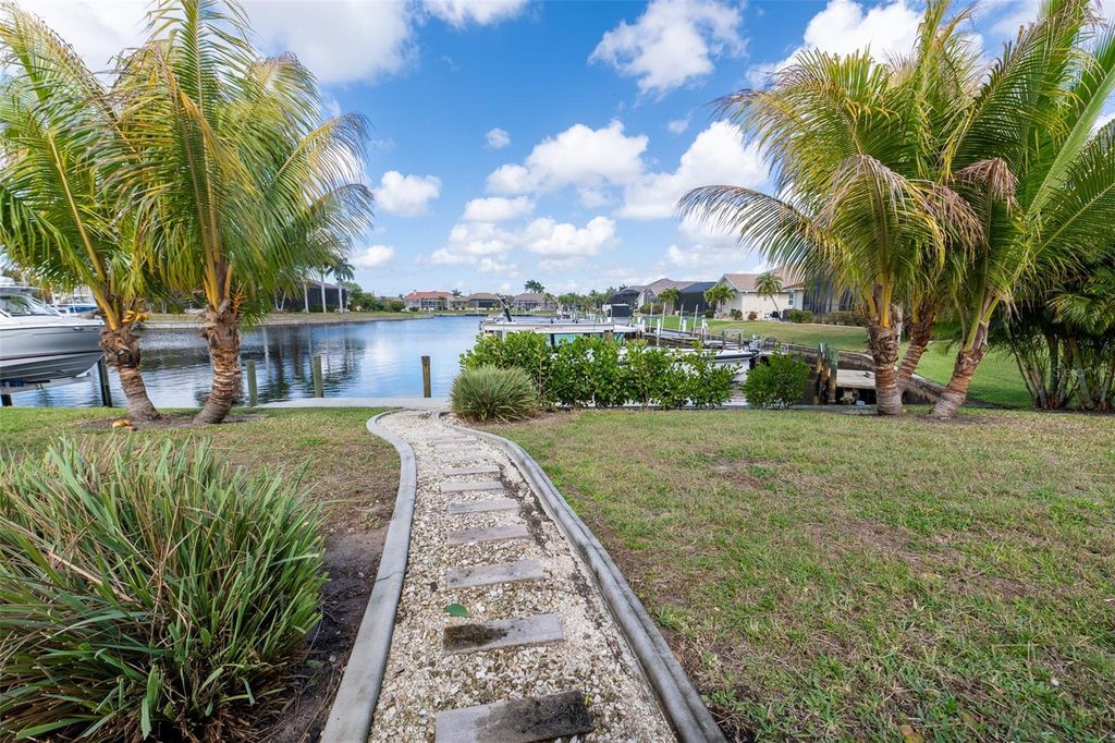 Image 27 of property listing at 376 PORTOFINO DRIVE, Punta Gorda, FL 33950