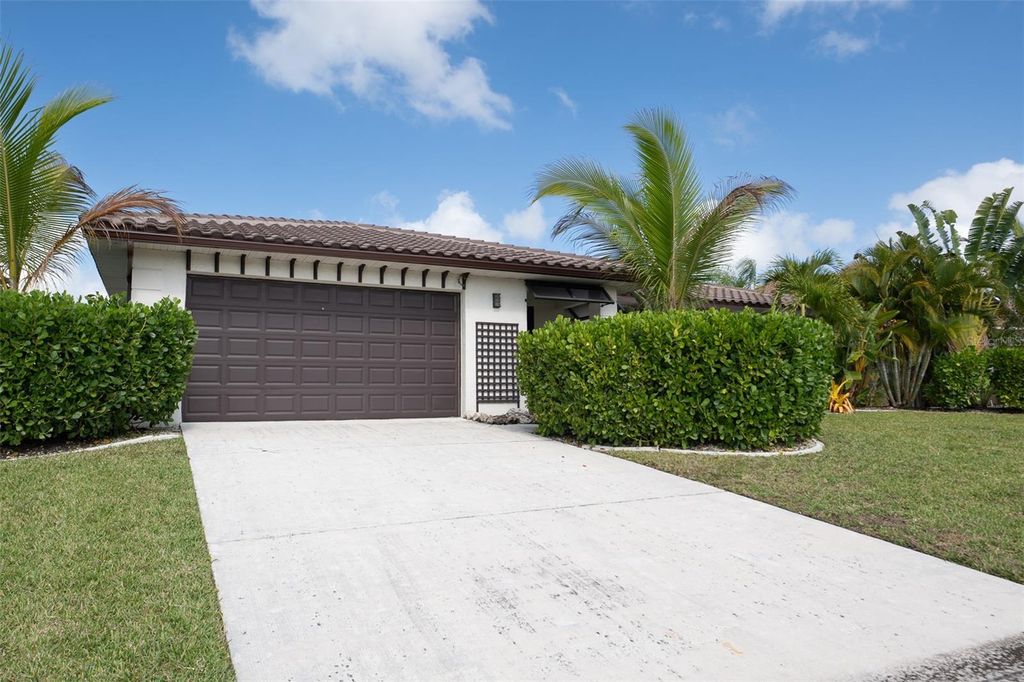 Image 5 of property listing at 376 PORTOFINO DRIVE, Punta Gorda, FL 33950