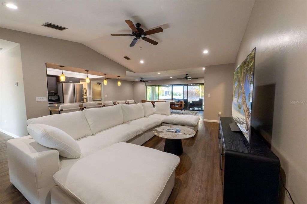 Image 10 of property listing at 376 PORTOFINO DRIVE, Punta Gorda, FL 33950