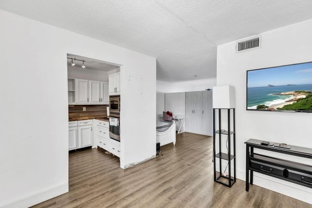 4770 NW 10th Court 106, Plantation, FL 33313