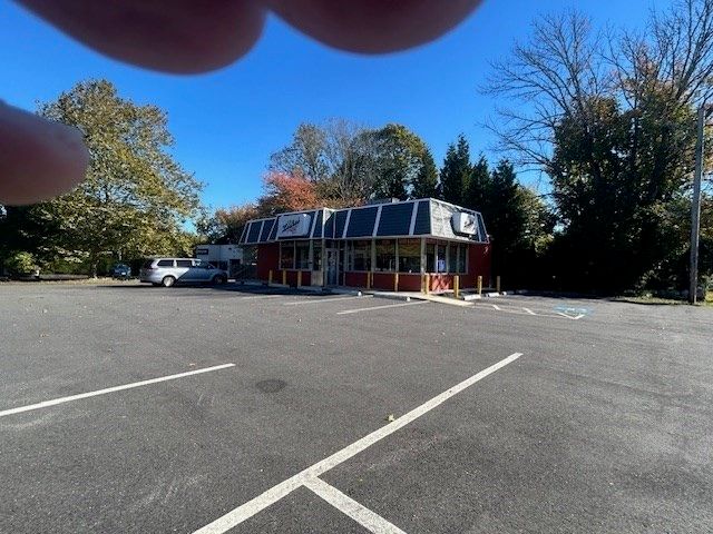 3 Faunce Corner Mall Rd, Dartmouth, MA 02747