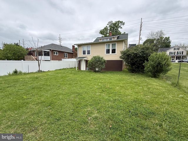 317 E 1ST AVE, Charles Town, WV 25414