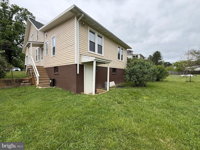 317 E 1ST AVE, Charles Town, WV 25414