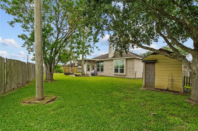 149 Silver Lake Court, La Marque, TX 77568