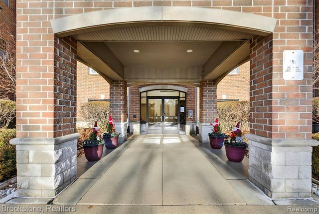 2112 Country Club Drive, Saint Clair Shores, MI 48082