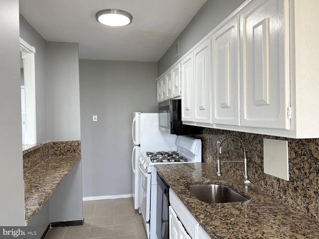 1005 BARCLAY TOWERS, Cherry Hill, NJ 08034