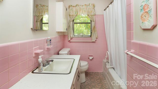 3008 Oakwood Drive, Charlotte, NC 28269
