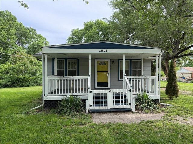 12602 E 37th Street N, Sugar Creek, MO 64050