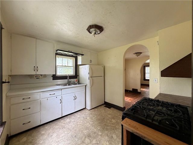 12602 E 37th Street N, Sugar Creek, MO 64050