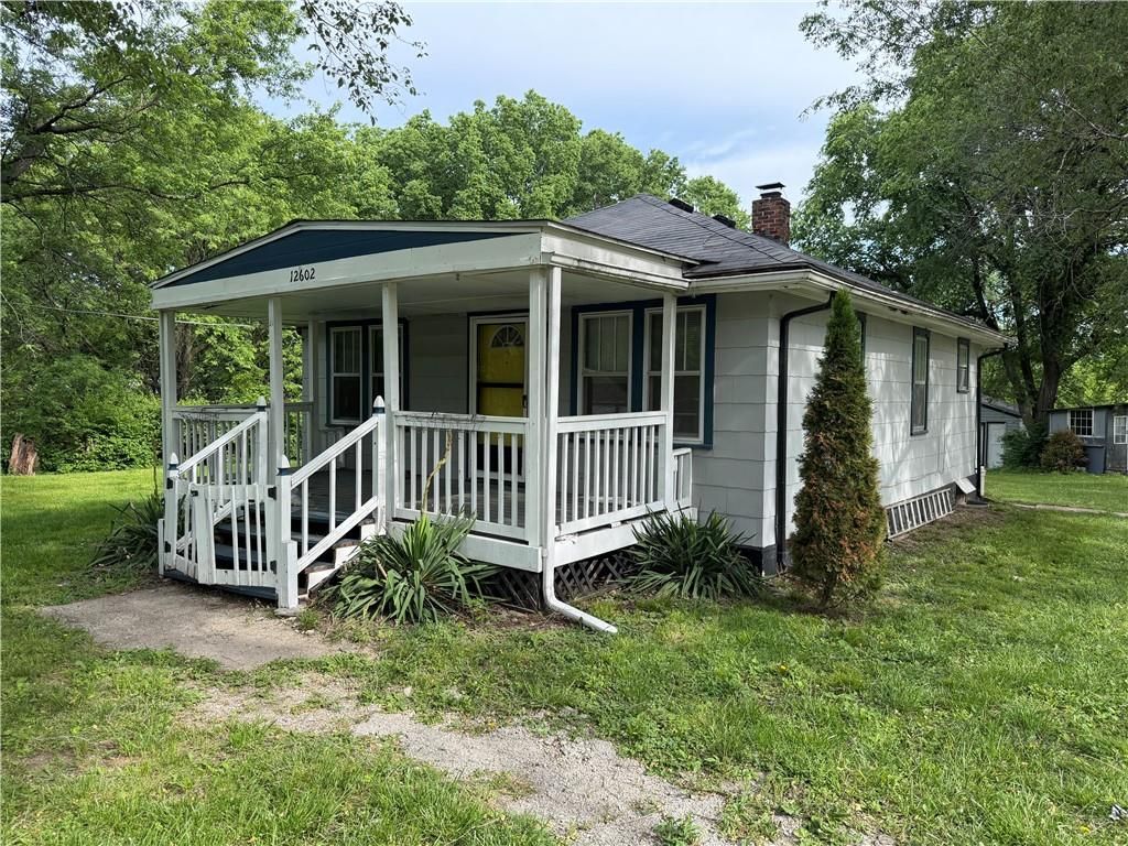 12602 E 37th Street N, Sugar Creek, MO 64050